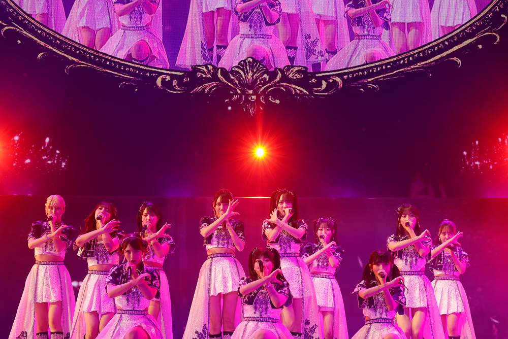 Suasana kemeriahan panggung penampilan dari konser arena final ≠ME “Kassai Parade” di Yokohama Arena.