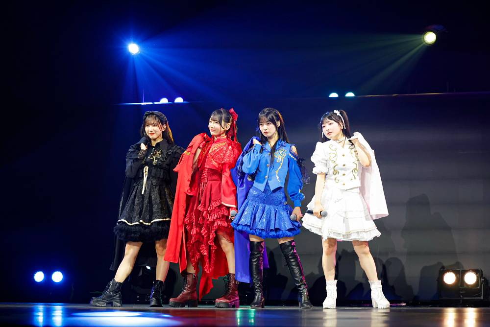 Penampilan penuh energi dari para anggota ≠ME di Yokohama Arena.