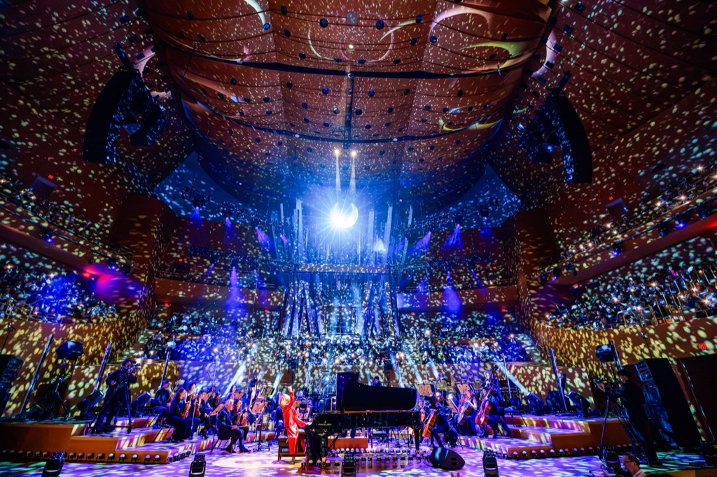 Aksi YOSHIKI memainkan piano diiringi orkestra penuh di Walt Disney Concert Hall.