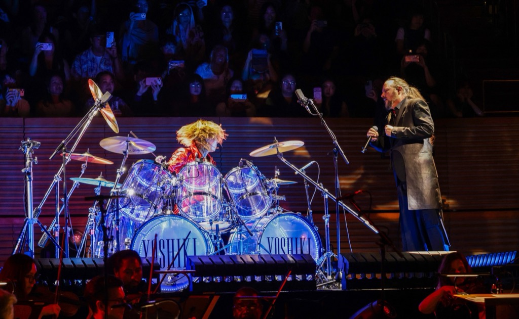 Kolaborasi emosional YOSHIKI dengan Josh Groban di panggung Violet Night.