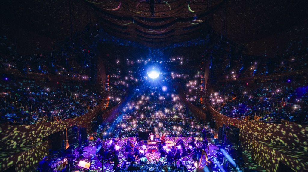 YOSHIKI menyapa penonton setelah sukses menggelar konser dua malam.