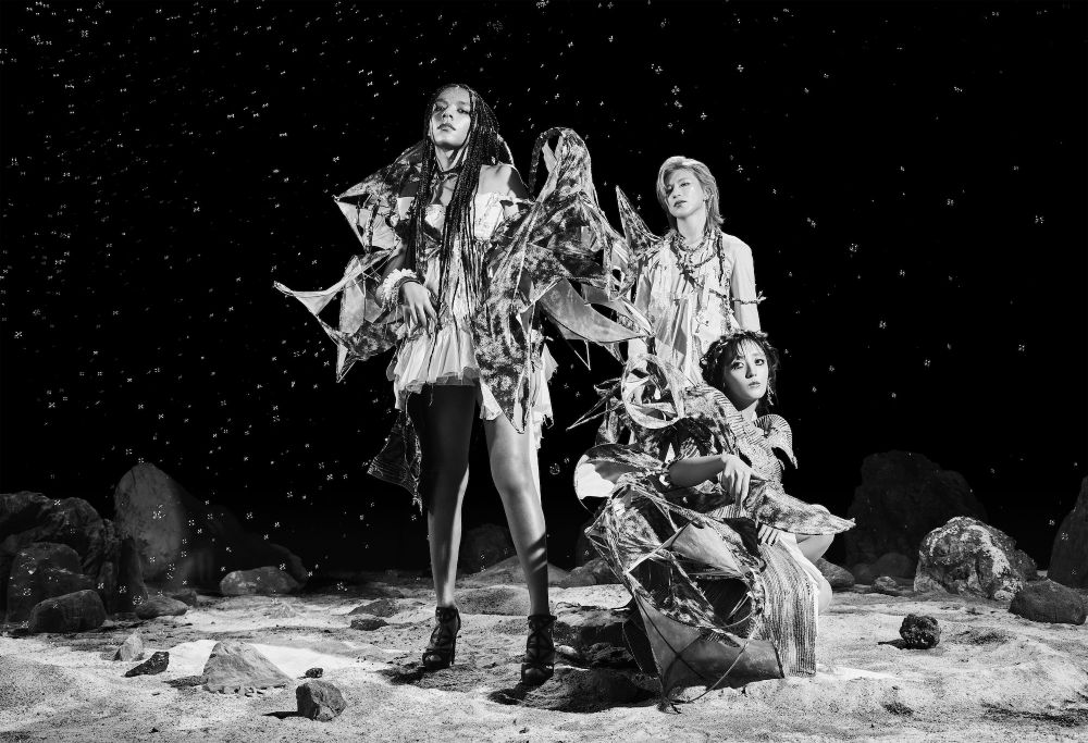 Eksplorasi Visual Single ‘Hoshi’ Queen Bee: Hadirkan Estetika Kehidupan dan Perjuangan Melawan Takdir