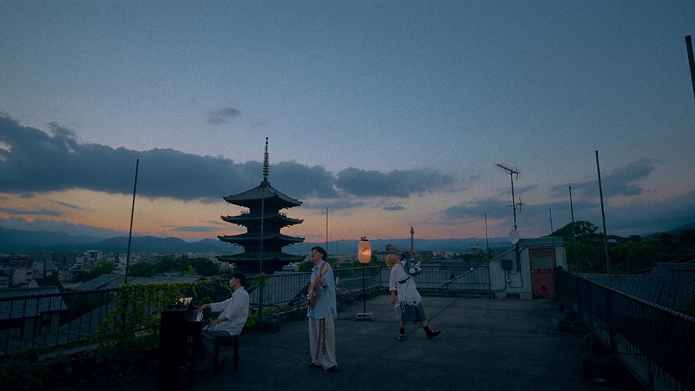 Grup Musik KI_EN Rilis Video Musik "Kimi to Hanabuta" Berlatar Kota Kyoto
