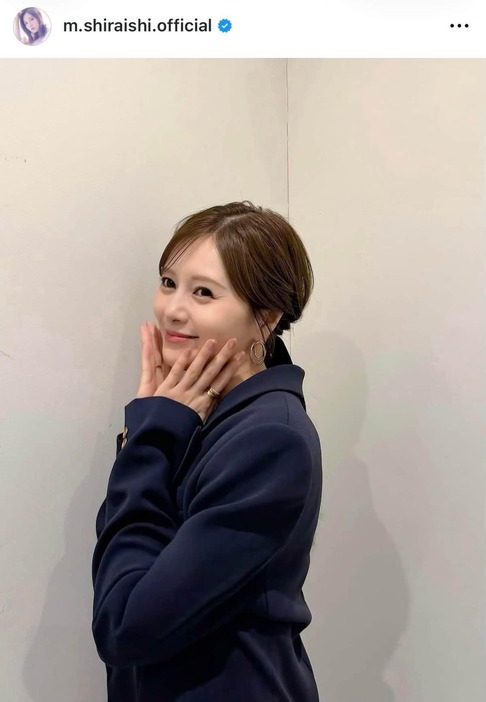 Shiraishi Mai Pamer Pesona dalam Gaun Merah Transparan